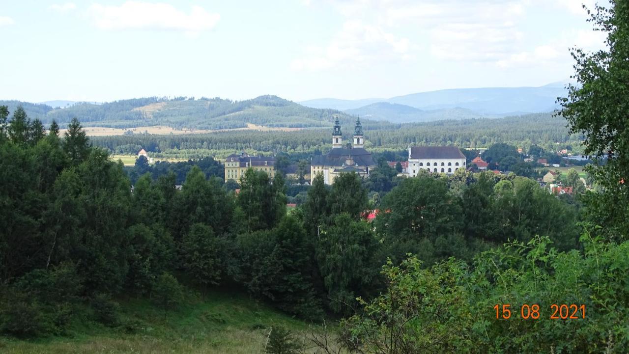 Krzeszow Na Szlakuアパートメント エクステリア 写真